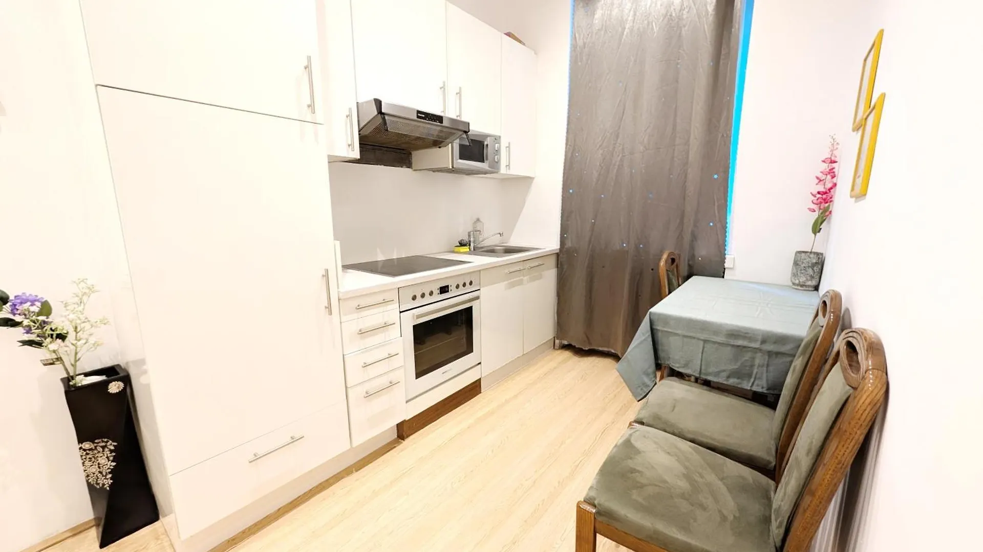 Cozy Rooms Next To Lugner City Vienna 0*,  Austria